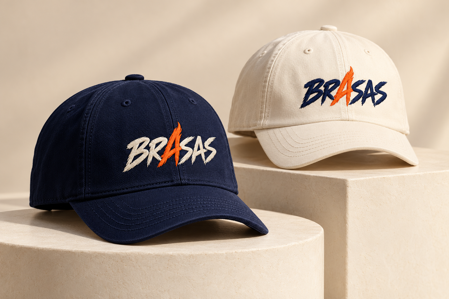 Proposta de dois bonés BRASAS em azul profundo e marfim, com a logo bordada na frente