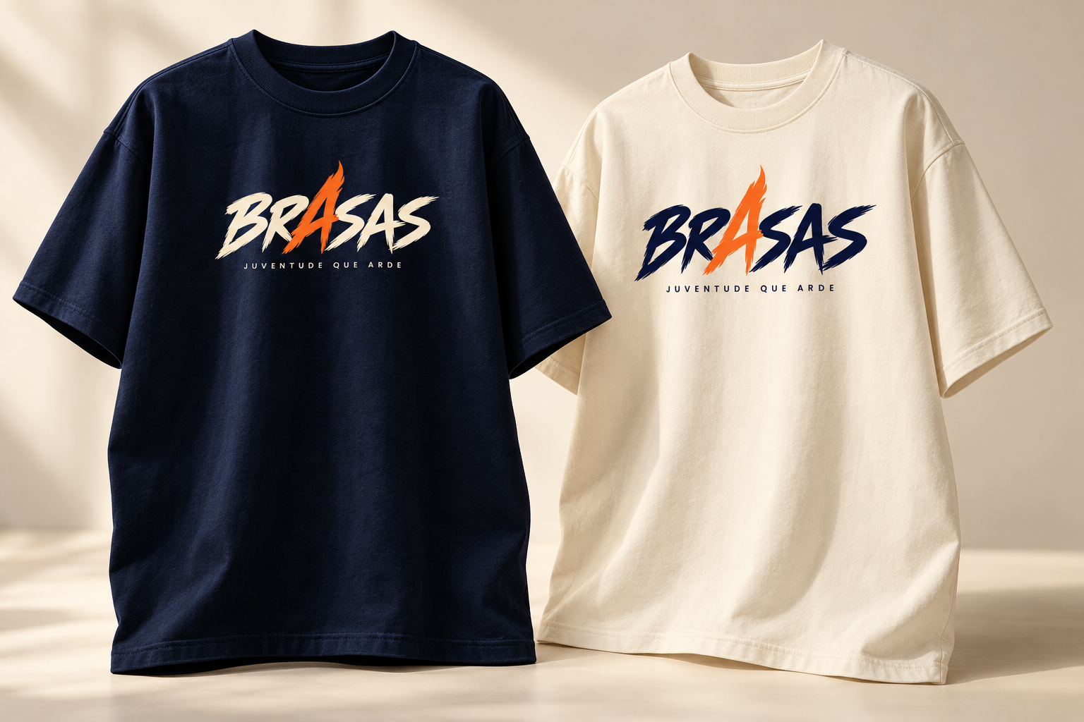 Proposta de duas camisetas BRASAS em azul profundo e marfim, com logo no peito e destaque laranja